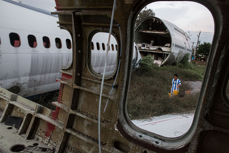 Illustration for article titled Bangkok's Homeless Are Turning These Decommissioned Airplanes Into Makeshift Homes